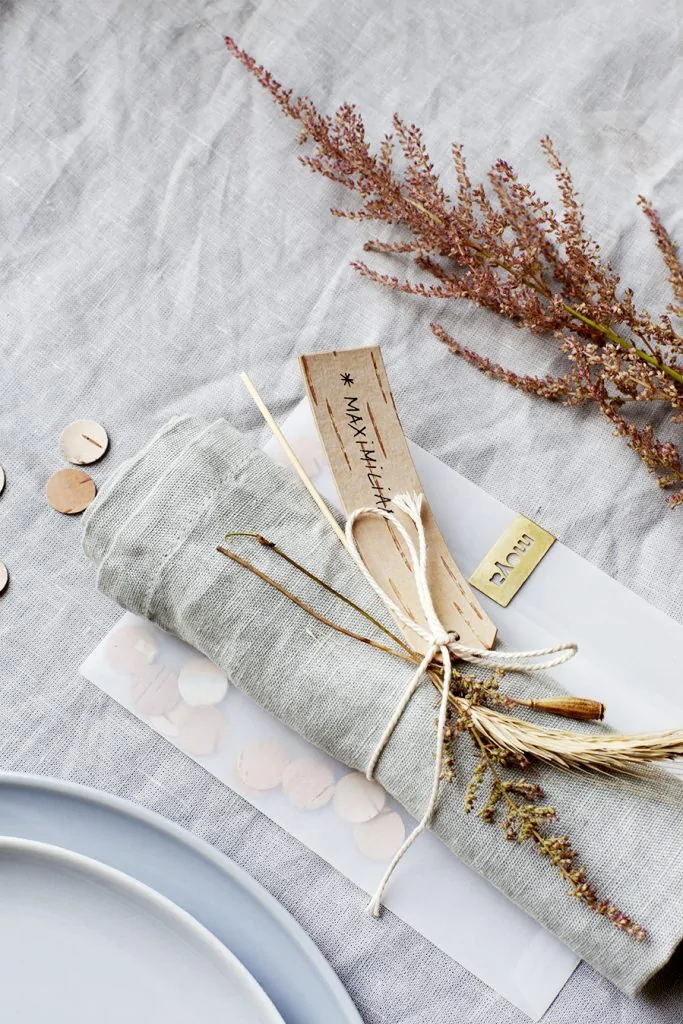 eco-friendly-wedding-decoration-with-natural-accessories-made-of-birch-bark-gift tags-place cards eco-friendly-wedding-decoration-with-natural-accessories-made-of-birch-bark
